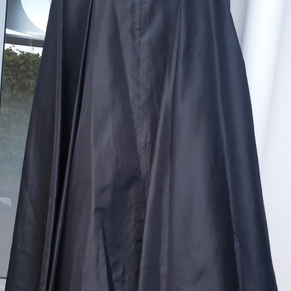 Corset and full length skirt - Picture 4 of 10